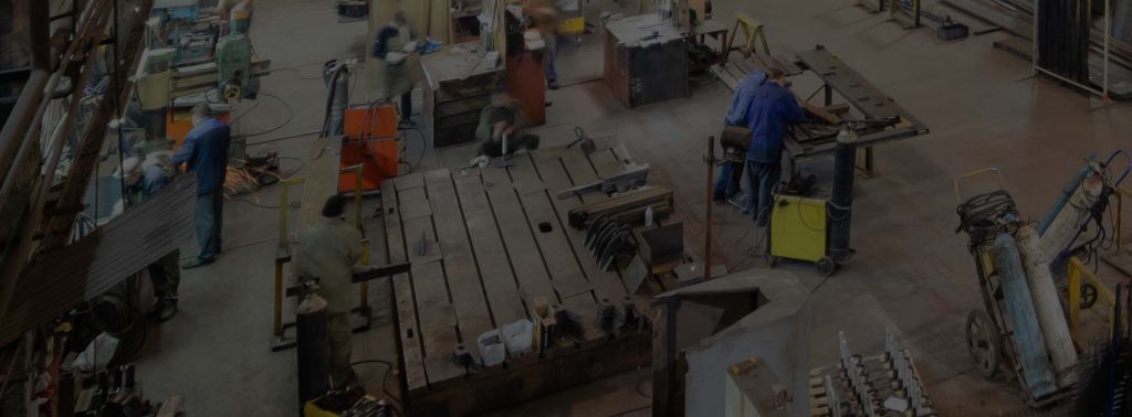 equipo de trabajadores realizando tareas de instalación y ajuste de calces ferroviarios sobre la vía, garantizando la estabilidad y seguridad de la infraestructura ferroviaria