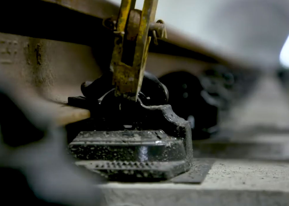 Video demostrativo del sistema de fijaciones Delkor ALT1 instalado por Acosta Ingenieros mostrando su rendimiento y resistencia en vías ferroviarias